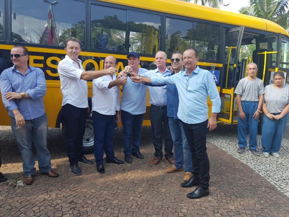 Apae de Ituporanga recebe novo micro-ônibus por meio de parceria