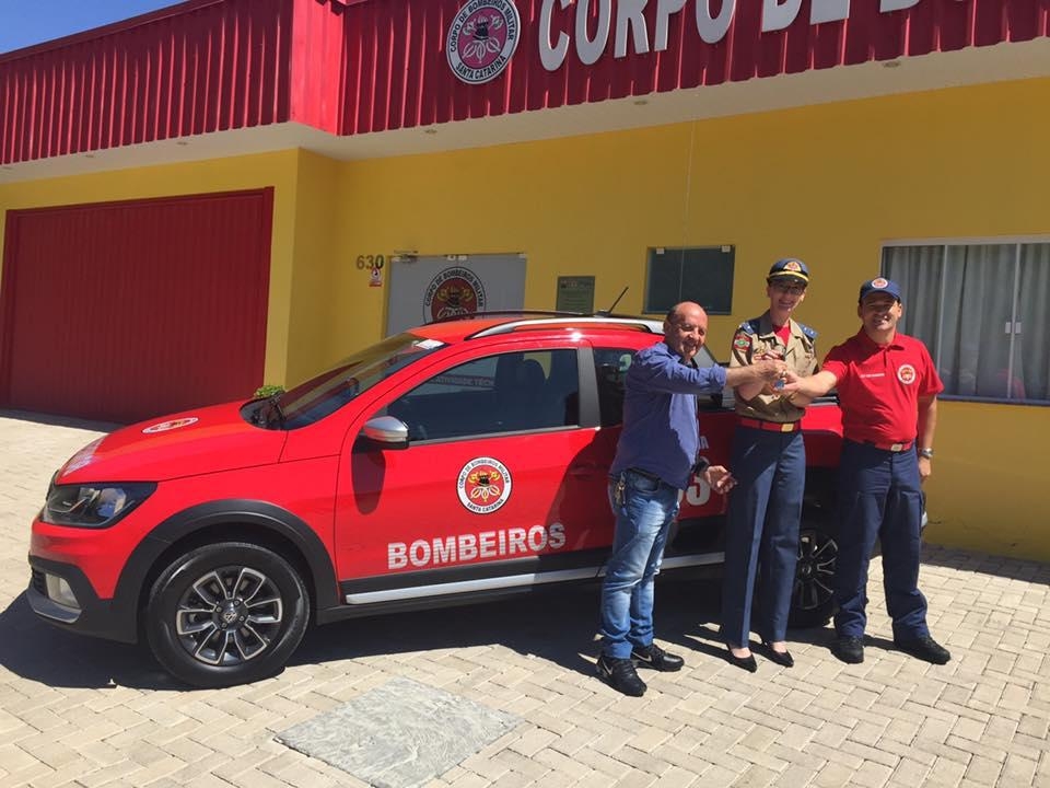 Prefeito entrega viatura para Corpo de Bombeiros