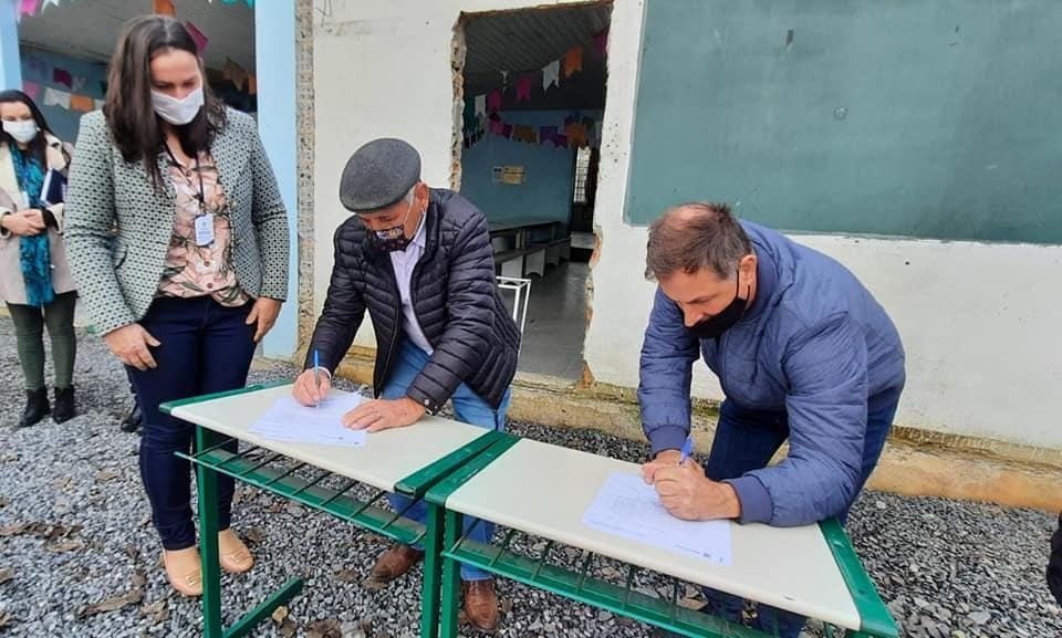 Assinada ordem de serviço para obras de revitalização do Centro Educacional Curt Hamm