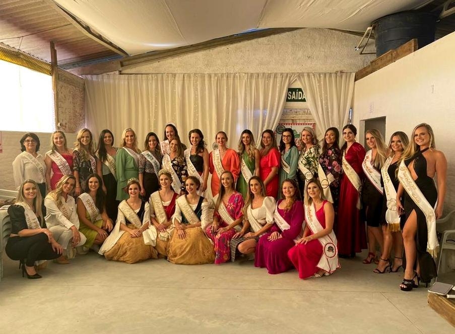 Café da Realeza reuniu rainhas e princesas de edições anteriores da Expofeira Nacional da Cebola