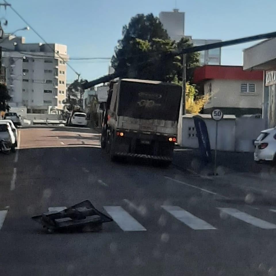 Caminhão colide e derruba semáforo no centro de Ituporanga
