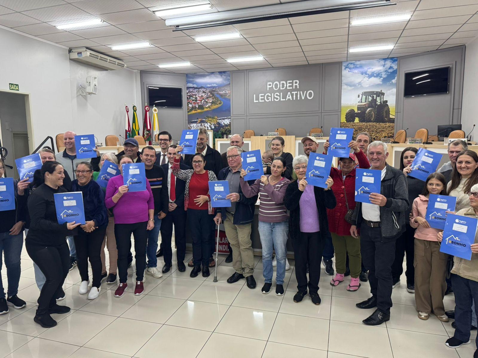 Entrega de títulos de regularização fundiária garante dignidade para 26 famílias em Ituporanga