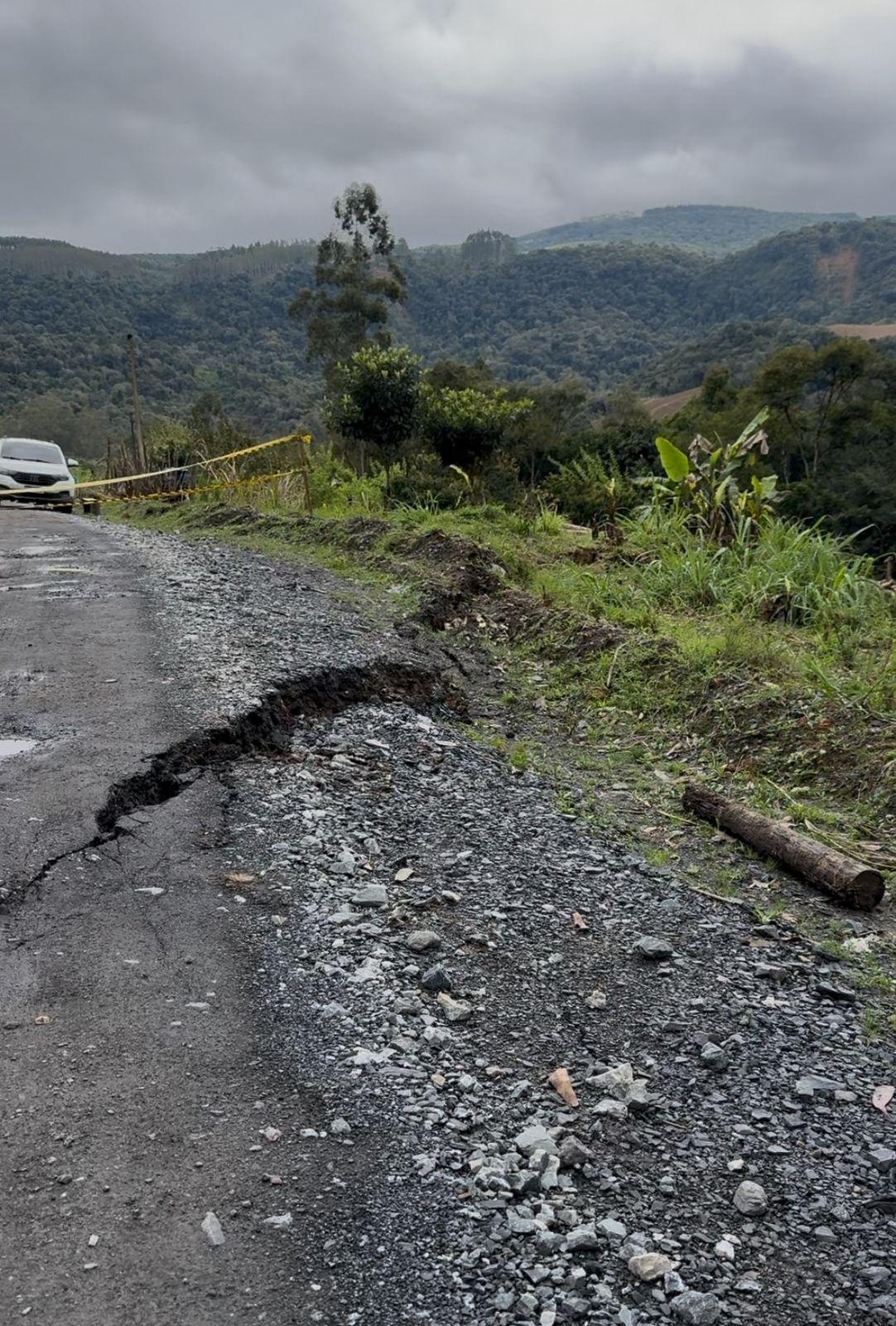 Geólogo fará análise da estrada do Alto Rio das Pedras interditada por risco de deslizamento