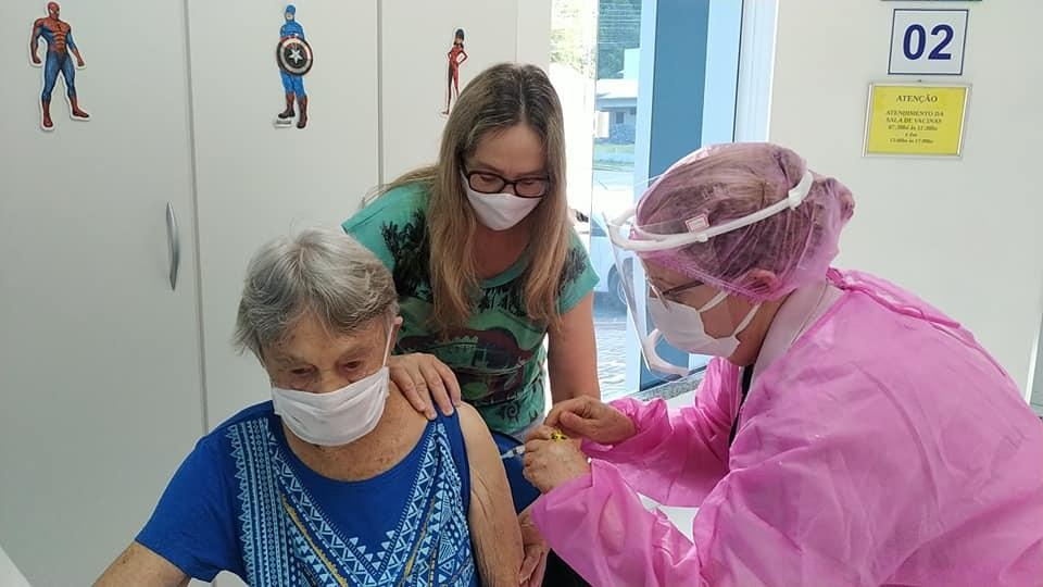Mais de 160 idosos de 80 a 89 anos foram imunizados contra a COVID  no sábado em Ituporanga