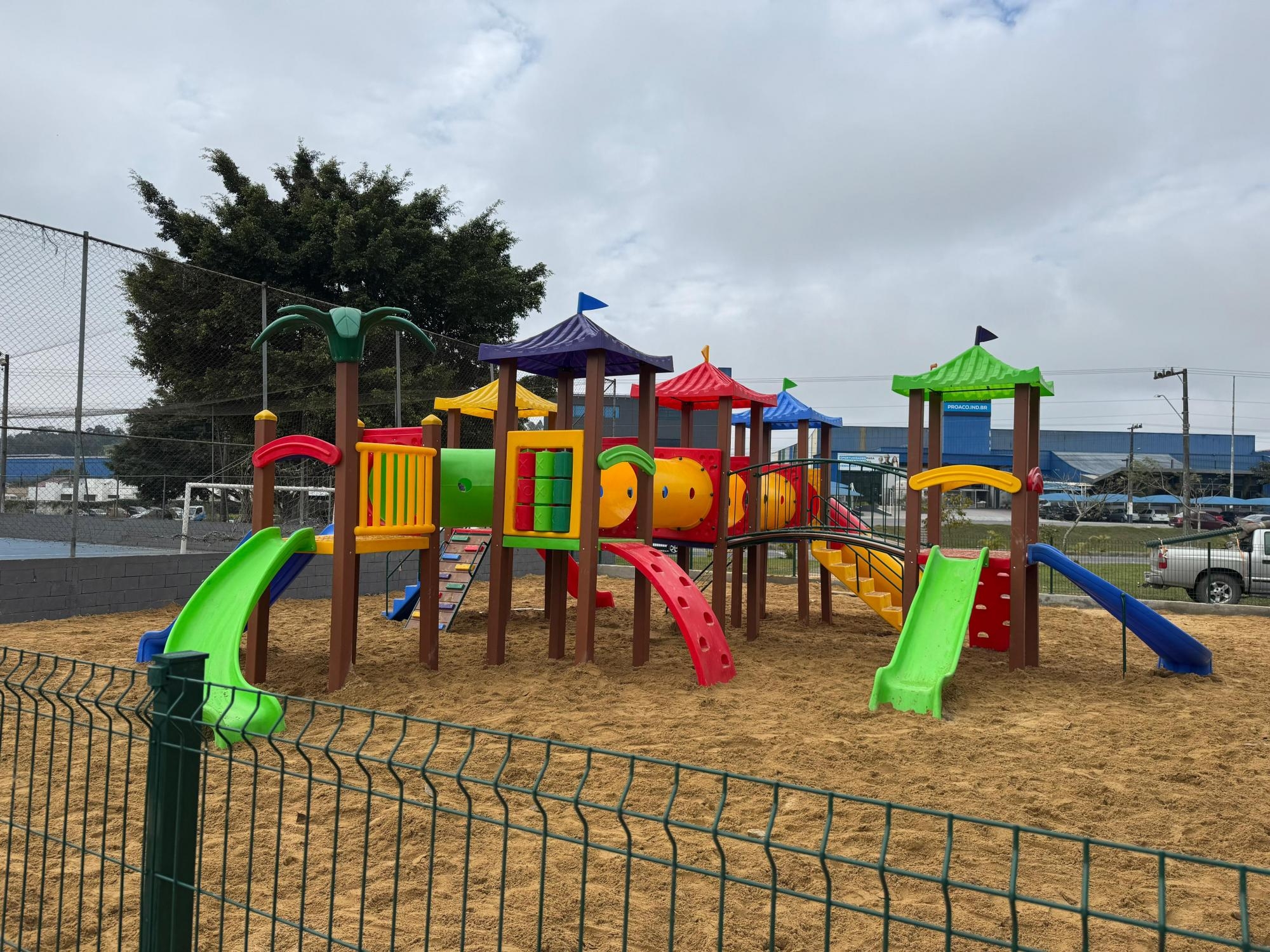 Playgrounds são entregues nos bairros Vila Nova e Nossa Senhora de Fátima