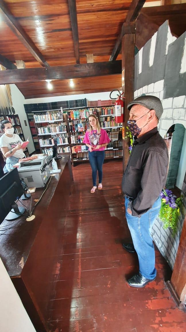 Prefeito visita biblioteca municipal e reforça compromisso da Administração de ampliar acervo