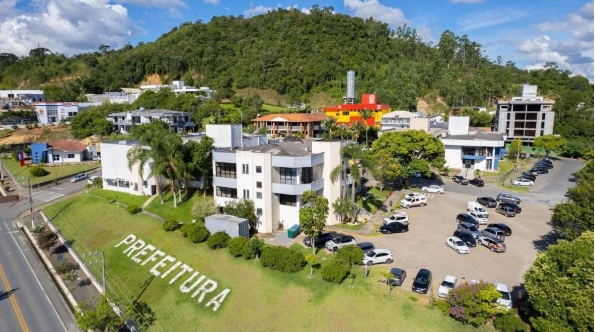 Prefeitura de Ituporanga realiza solenidade de entrega de títulos de propriedade para moradores 